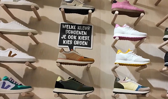 Schoenen aan de wand van de winkel in Alkmaar